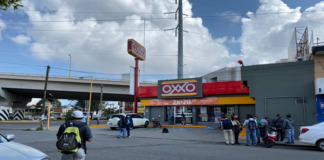 Protestan vecinos de 5 Señores para exigir regulación de Oxxo