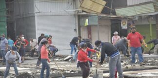 Municipio y comerciantes del Mercado de Abasto limpian zona afectada por incendio