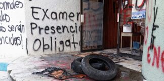 Normalistas vandalizan oficinas de la SEP en Oaxaca