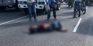 La golpean y arrojan de vehículo en movimiento en la Central de Abasto