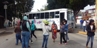 Pobladores de San Mateo del Mar bloquean Av. Universidad en demanda de justicia