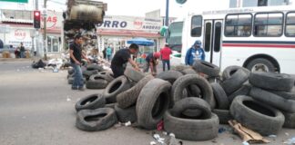 Continúa bloqueo en el crucero de la Experimental