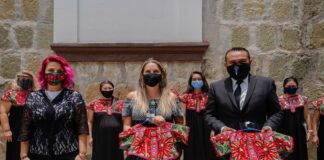 Entrega Ayuntamiento de Oaxaca vestuario al Coro de la Ciudad