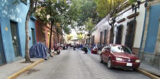 Desplazados de Xoxocotlán levantan plantón frente a casa Oficial