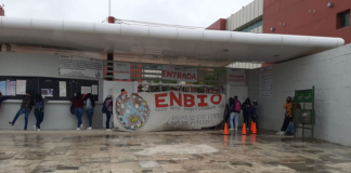 Normalistas cierran accesos a Ciudad Administrativa
