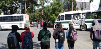 Con bloqueos, normalistas rechazan examen en línea