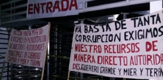 Agencias municipales de Atatlahuca bloquean Ciudad Administrativa, piden acreditación