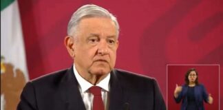 Denuncian groserías en traducción de lenguaje de señas de las mañaneras de AMLO