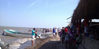 Pese a COVID-19, turistas abarrotan playas de Puerto Escondido