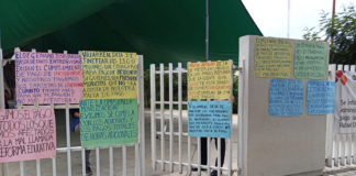 S.22 protesta en pagaduría del IEEPO; pide pago de horas adicionales