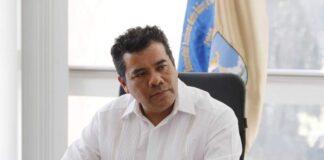 Con apoyo de la fuerza pública llaman a comparecer a Rector de la UABJO