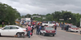 Pobladores mantienen bloqueo en Zanatapec, exigen salida de agentes municipales