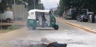 Mototaxistas bloquean accesos a Zaachila, exigen entrega de unidades
