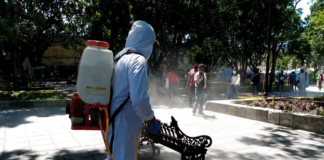 Limpian y desinfectan el zócalo de Oaxaca