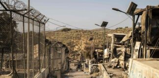 Detienen en Lesbos a cinco migrantes por incendio de campamento