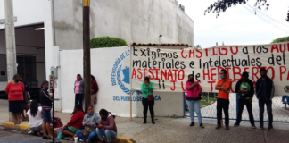 Protesta “23 de octubre” en la DDHPO, piden justicia para Heriberto Pazos