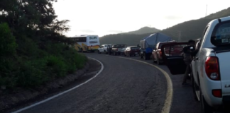 Pobladores cumplen cuatro días de bloqueo en Huajuapan