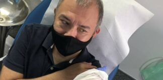 Mexicano se aplica vacuna contra covid-19 en España