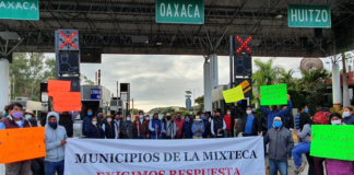 Autoridades de la Mixteca toman la caseta de Huitzo; piden entrega de recursos