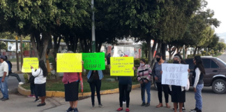 Con bloqueo, colonos de Xoxo exigen obras de drenaje