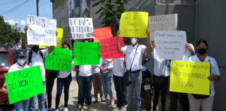 Protestan empleados de salud para exigir bonos COVID-19