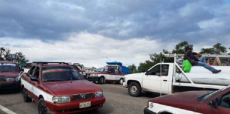 Taxistas bloquean carreteras en la Mixteca, piden liberación de unidad