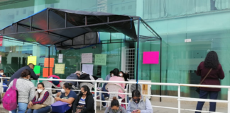 Empleados de salud protestan para exigir pago de salarios