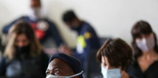 Huyen voluntarios de vacuna tras paro de AstraZeneca