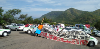 Por segundo día, militantes de API cierran carretera en Huajuapan
