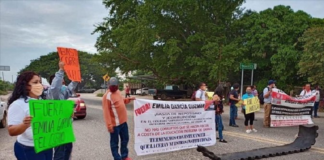 Sindicalizados del SUTCSEIIO bloquean carreteras en Istmo y Cañada