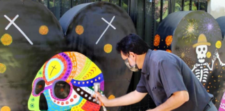 Instalan contenedores con diseño de Día de Muertos en la ciudad capital