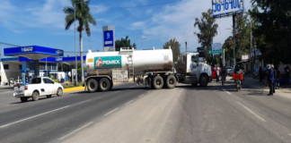 Organizaciones bloquean crucero del Aeropuerto