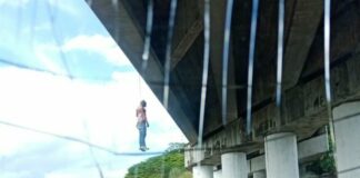 Localizan cadáver colgado de un puente en Chahuites