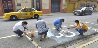 Ayuntamiento de Oaxaca recupera y pinta de cajones de estacionamiento