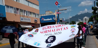 Con marcha, normalistas insisten en cancelación de clases virtuales