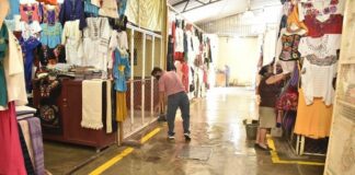 Ayuntamiento de Oaxaca limpian y desinfectan el Mercado de Artesanías