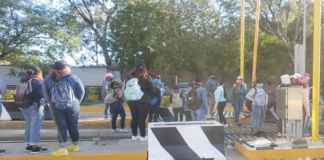 Normalistas toman caseta de Huitzo y piden cooperación económica