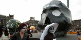 México vive un Día de Muertos insólito: Ofrendas en casa a falta de panteones