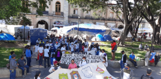 Marchan normalistas para exigir plazas automáticas