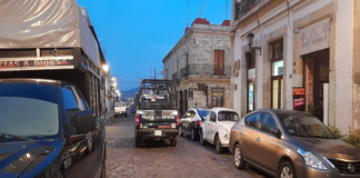 Policías resguardan zócalo de la ciudad de Oaxaca
