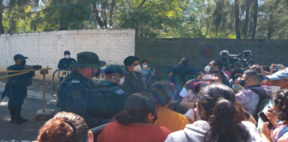 Familiares de reos trasladados protestan en penal de Ixcotel