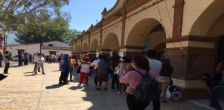 Pobladores toman palacio de Sola de Vega