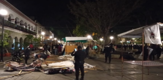 Policías retiran puestos ambulantes del zócalo