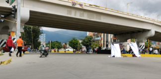 Integrantes de la Sección 22 bloquea crucero de 5 señores