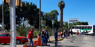 Normalistas cierran crucero del Aeropuerto
