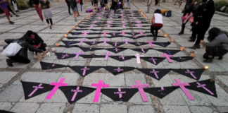 Feministas prenden veladoras para alumbrar el camino de las víctimas de feminicidio en Oaxaca