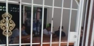 Continúan retenidos funcionarios federales en Huamelula