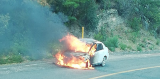 Se incendia automóvil en carretera a Huajuapan