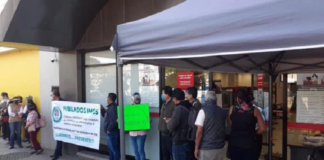 Jubilados protestan en el Infonavit para exigir entrega de ahorros