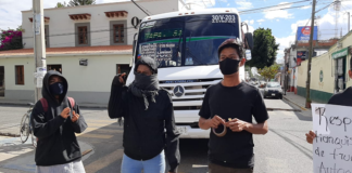 Con violencia, policías municipales retiran tianguis